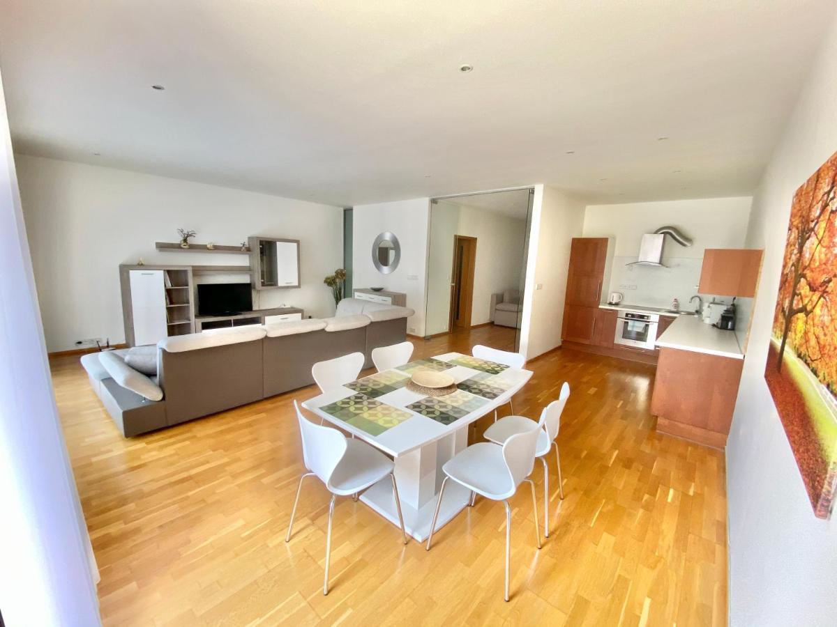 Apartment Korunni Dvur 130M2, 2 Free Parkings 프라하 외부 사진