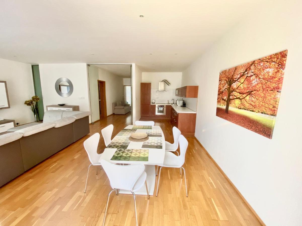 Apartment Korunni Dvur 130M2, 2 Free Parkings 프라하 외부 사진